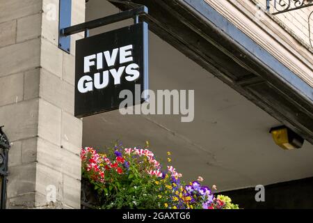 Chester, Cheshire, England - 2021. Juli: Schild über dem Eingang zu einer Filiale des Fast-Food-Restaurants Five Guys im Stadtzentrum Stockfoto