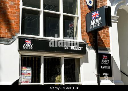 Chester, Cheshire, England - Juli 2021: Außenansicht des Armeevermittlungs-Büros im Stadtzentrum Stockfoto