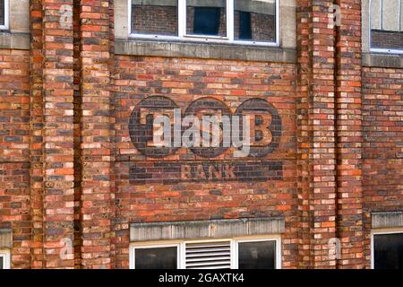 Chester, Cheshire, England - Juli 2021: Altes Schild auf Mauerwerk an der Außenseite der Büros der TSB Bank gemalt Stockfoto