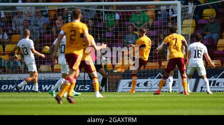 Motherwell, Schottland, Großbritannien. August 2021; Fir Park, Motherwell, North Lanarkshire, Schottland; Schottischer Premiership Football, Motherwell versus Hibernian; Kevin van Veen von Motherwell springt Motherwell in der 12. Minute in die Führung von 1-0. Quelle: Action Plus Sports Images/Alamy Live News Stockfoto