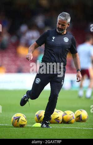 Motherwell, Schottland, Großbritannien. August 2021; Fir Park, Motherwell, North Lanarkshire, Schottland; Scottish Premiership Football, Motherwell versus Hibernian; Coach Keith Lasley führt die Motherwell-Spieler durch das Warm-Up Credit: Action Plus Sports Images/Alamy Live News Stockfoto