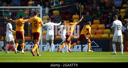 Motherwell, Schottland, Großbritannien. August 2021; Fir Park, Motherwell, North Lanarkshire, Schottland; Schottischer Premiership-Fußball, Motherwell gegen Hibernian; Kevin van Veen von Motherwell feiert, nachdem er Motherwell in der 12. Minute in die 1-0-er Führung geführt hat.Quelle: Action Plus Sports Images/Alamy Live News Stockfoto