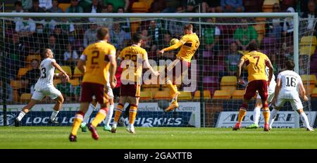 Motherwell, Schottland, Großbritannien. August 2021; Fir Park, Motherwell, North Lanarkshire, Schottland; Schottischer Premiership Football, Motherwell versus Hibernian; Kevin van Veen von Motherwell springt Motherwell in der 12. Minute in die Führung von 1-0. Quelle: Action Plus Sports Images/Alamy Live News Stockfoto