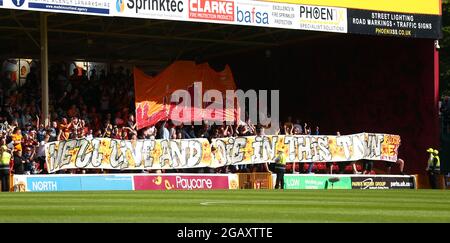 Motherwell, Schottland, Großbritannien. August 2021; Fir Park, Motherwell, North Lanarkshire, Schottland; Scottish Premiership Football, Motherwell versus Hibernian; Motherwell-Fans mit einer Anzeige vor dem Spiel über Loyalität Credit: Action Plus Sports Images/Alamy Live News Stockfoto