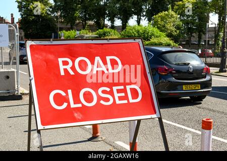 Chester, Cheshire, England - Juli 2021: Auto, das an einer Straße vorbeifährt, Schild mit geschlossener Straße im Stadtzentrum Stockfoto