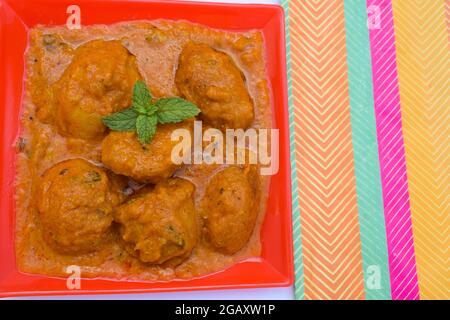 Beliebte punjabi nordindische Beilage Dum aloo mit Soße. Indische Lebensmittel Rezept Baby Kartoffel Gemüse mit Reis oder Chapati in Schüssel serviert gegessen Stockfoto