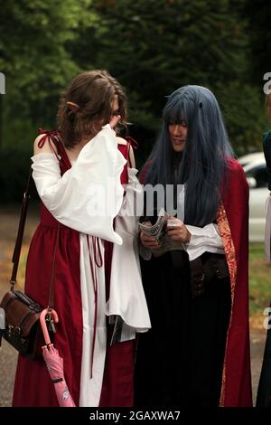 Colchester Medieval Fadre und Oyster Market Event 31. Juli 2021, Großbritannien, zwei junge Frauen in mittelalterlicher Tracht Stockfoto