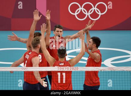 Tokio, Japan. August 2021. Die US-Teammitglieder jubeln beim Volleyballwettbewerb der Männer bei den Olympischen Spielen 2020 in Tokio am Sonntag, den 1. August 2021, gegen Argentinien an. Japan. Foto von Mike Theiler/UPI Credit: UPI/Alamy Live News Stockfoto