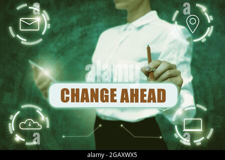 Textüberschrift mit der Darstellung von „Change Ahead“. Wort geschrieben auf einige Änderungen warten zu geschehen Perspektive Standby Lady in Uniform Halten Tablet in der Hand Stockfoto
