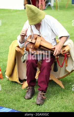 Colchester Medieval Fadre und Oyster Market Event 31. Juli 2021, Großbritannien, Musiker spielt sein Instrument in mittelalterlichen Kostümen Stockfoto