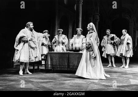 Richard Griffiths (König Henry VIII), Jemma Jones (Katherine of Aragon) in HENRY VIII von Shakespeare bei der Royal Shakespeare Company (RSC), Royal Shakespeare Theatre, Stratford-upon-Avon, England 14/06/1983 Design: Hayden Griffin Beleuchtung: David Hersey Regie: Howard Davies unterstützt von David Edgar Stockfoto