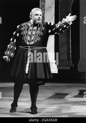 Richard Griffiths (King Henry VIII) in HENRY VIII von Shakespeare an der Royal Shakespeare Company (RSC), Royal Shakespeare Theatre, Stratford-upon-Avon, England 14/06/1983 Design: Hayden Griffin Beleuchtung: David Hersey Regie: Howard Davies unterstützt von David Edgar Stockfoto