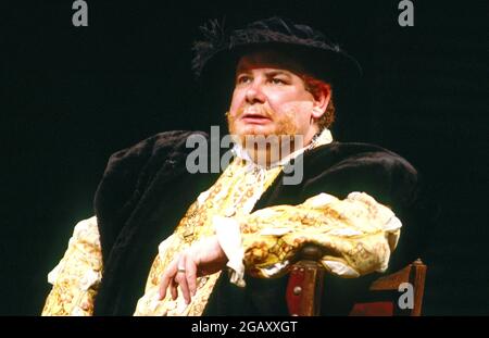 Richard Griffiths (King Henry VIII) in HENRY VIII von Shakespeare an der Royal Shakespeare Company (RSC), Barbican Theatre, Barbican Centre, London EC2 11/09/1984Design: Hayden Griffin Beleuchtung: David Hersey Regie: Howard Davies unterstützt von David Edgar Stockfoto