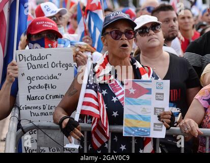 Miami FL, USA. Juli 2021. Kubanisch-amerikanische Bürger nehmen am 31. Juli 2021 in Miami, Florida, an einer Kundgebung zur Unterstützung der Demonstranten in Kuba im Bayfront Park Teil. Quelle: Mpi04/Media Punch/Alamy Live News Stockfoto