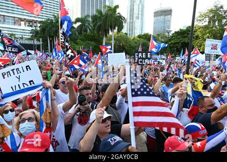 Miami FL, USA. Juli 2021. Kubanisch-amerikanische Bürger nehmen am 31. Juli 2021 in Miami, Florida, an einer Kundgebung zur Unterstützung der Demonstranten in Kuba im Bayfront Park Teil. Quelle: Mpi04/Media Punch/Alamy Live News Stockfoto