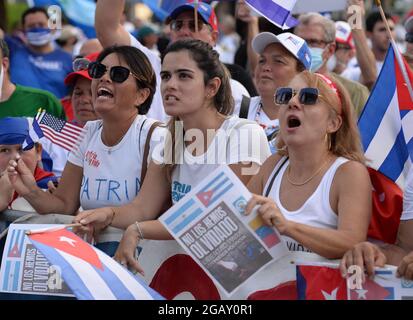 Miami FL, USA. Juli 2021. Kubanisch-amerikanische Bürger nehmen am 31. Juli 2021 in Miami, Florida, an einer Kundgebung zur Unterstützung der Demonstranten in Kuba im Bayfront Park Teil. Quelle: Mpi04/Media Punch/Alamy Live News Stockfoto