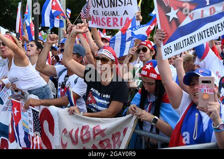 Miami FL, USA. Juli 2021. Kubanisch-amerikanische Bürger nehmen am 31. Juli 2021 in Miami, Florida, an einer Kundgebung zur Unterstützung der Demonstranten in Kuba im Bayfront Park Teil. Quelle: Mpi04/Media Punch/Alamy Live News Stockfoto