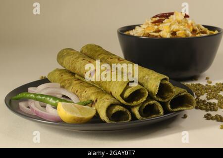 Indisches Fladenbrot aus Vollkornmehl, das mit pürierten Spinat und Gewürzen geknetet wurde. Serviert mit Sauce aus grünen Moong-Bohnen und Rührei darauf. Po Stockfoto