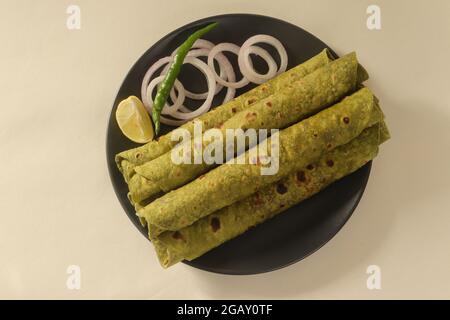 Indisches Fladenbrot aus Vollkornmehl, das mit pürierten indischen Spinat und Gewürzen geknetet wird. Beliebt in Indien als Palak Paratha. Stockfoto