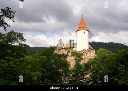 KRIVOKLAT, TSCHECHISCHE REPUBLIK - 18. JULI 2021: Blick auf die Burg im Sommer Stockfoto