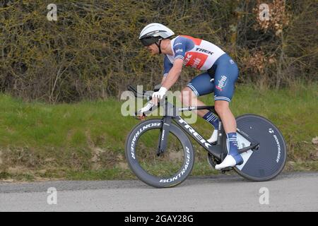 Gien, Frankreich. März 2021. Jasper Stuyven (Team Trek Segafredo) in Aktion während der 3. Etappe des Radrennens Paris-Nizza.die 3. Etappe ist ein Einzelzeitfahren von 14, 4 Kilometer um die Stadt Gien (Burgund). Etappensieger ist der Schweizer Stefan Biffegger vom Team EF Education - Nippo. Kredit: SOPA Images Limited/Alamy Live Nachrichten Stockfoto