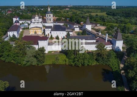 Über der alten Geburt des Klosters Theotokos Svyato-Pafnutjew Borowski an einem sonnigen Julitag. Kaluga-Region, Russland Stockfoto