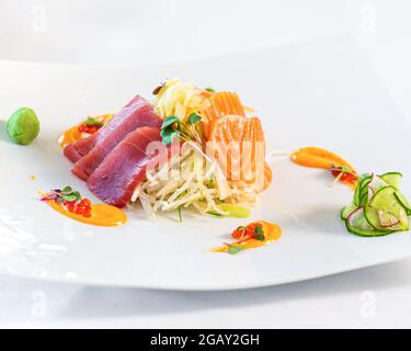 Frischer japanischer Sashimi roher Fisch in Scheiben geschnitten auf dem Teller Stockfoto