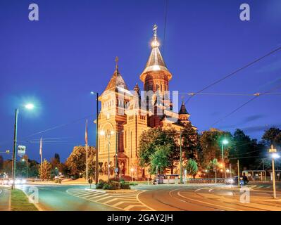 Timisoara, Rumänien - 06.19.2021:Blick auf die orthodoxe Kathedrale (Catedrala Mitropolitană Ortodoxă), in Timisoara. Nachtaufnahmen Stockfoto