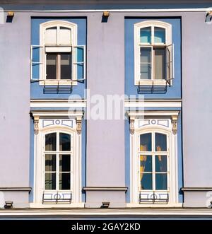 Architektonisches Detail von zwei blauen Fenstern mit Holzrahmen Stockfoto