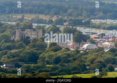 East Lulworth, Dorset, Großbritannien. August 2021. Wetter in Großbritannien: Allgemeine Ansicht des Camp Beestival Musikfestivals, das voll von Nachtschwärmern im Lulworth Castle in Dorset ist. Dies ist der letzte Tag des familienorientierten Festivals, bei dem das Wetter bewölkt und heiß sonnig wird. Bildnachweis: Graham Hunt/Alamy Live News Stockfoto