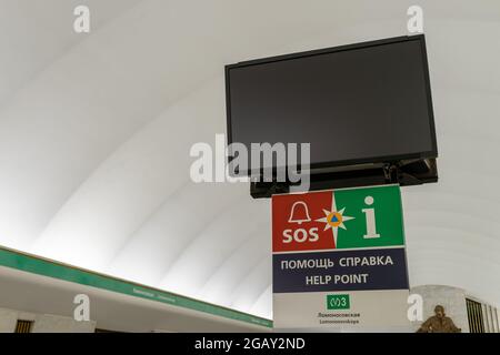 Leere, ausgeschaltet lcd-Bildschirm der Information Hilfe-Punkt im Vestibül der U-Bahn-Station in St. Petersburg, Russland eingerichtet Stockfoto