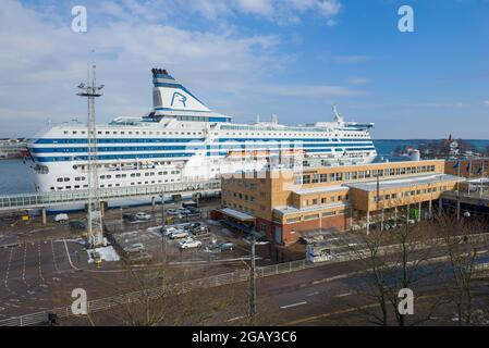 HELSINKI, FINNLAND - 08. MÄRZ 2019: Blick auf das Olympische Terminal im Südhafen am Nachmittag des März Stockfoto