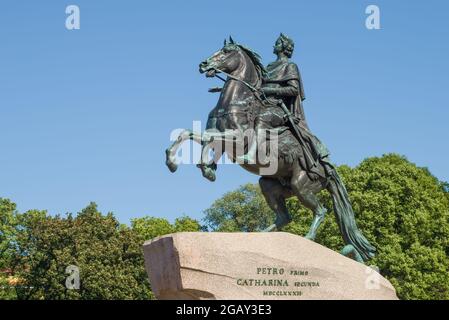 Denkmal für Peter den Großen (1782) aus der Nähe vor blauem wolkenlosem Himmel. Sankt Petersburg, Russland Stockfoto