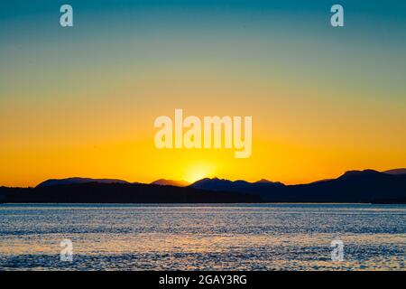 Sonnenuntergang über dem Satellite Channel von Moses Point auf der Saanich Peninsula auf Vancouver Island in Kanada Stockfoto