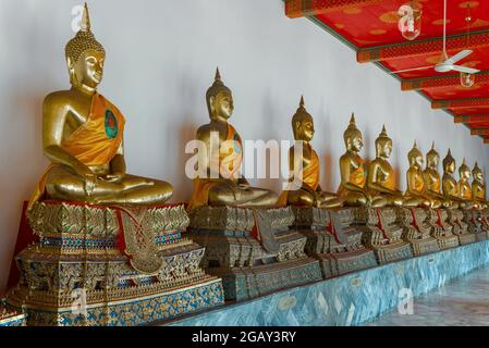 BANGKOK, THAILAND - 28. DEZ 2018: Skulpturen eines sitzenden Buddha in einer der Galerien des Buddhistischen Tempels des Reclining Buddha (Wat Pho) Stockfoto