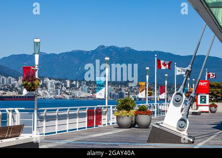 Blick auf North Vancouver vom Kreuzfahrtanleger in der Innenstadt von Vancouver British Columbia, Kanada Stockfoto