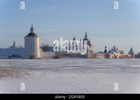 Blick auf das alte Kloster Kirillo-Belozersky an einem Dezembernachmittag. Kirillov, Region Wologda. Russland Stockfoto