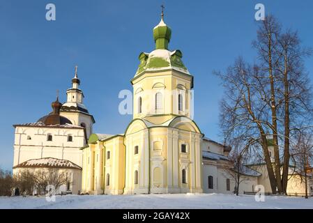 Die alte Kirche des heiligen Kyrill von Belozerski im Kirillo-Belozerski Kloster an einem Dezembernachmittag. Region Wologda, Russland Stockfoto