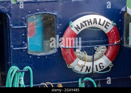 Altes Schiff, alter Trawler, nathalie, Rettungsgurt, rettungsring, Schwimmhilfen, Bullauge, nautische, maritime, marine, Themen, Themen, Seefahrt, lebensrettend Stockfoto