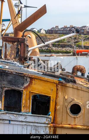 Altes Schiffswrack, alter rostiger Trawler, verrostet Trawler, Schiff zum Rosten gelassen, Fischtrawler im Hafen rostig, alter Trawler im Hafen rostig und korrodiert Stockfoto