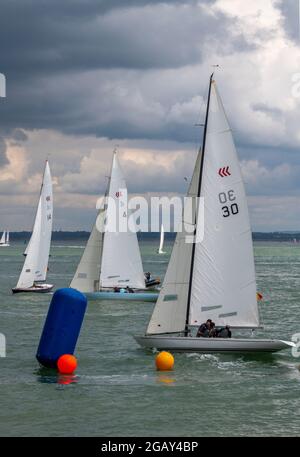 Segelyachten, Segelboote Rennen vor cowes auf der Insel wight während der jährlichen cowes Week Segelregatta. Stockfoto