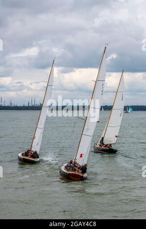 Segelyachten, Segelboote Rennen vor cowes auf der Insel wight während der jährlichen cowes Week Segelregatta. Stockfoto