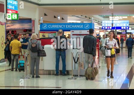 DUBAI, VAE - 24. FEBRUAR 2020: Wechselstube am Dubai International Airport Stockfoto