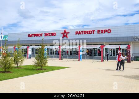 REGION MOSKAU, RUSSLAND - 27. AUGUST 2020: Eintritt in das Gebiet des Ausstellungskomplexes „Patriot Park“ an einem Sommertag Stockfoto