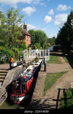 Ein Schmalboot auf dem Oxford-Kanal, das nach Cropredy Lock, Oxfordshire, England, Großbritannien fährt Stockfoto