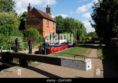 Ein Schmalboot auf dem Oxford-Kanal bei Cropredy Lock, Oxfordshire, England, Großbritannien Stockfoto