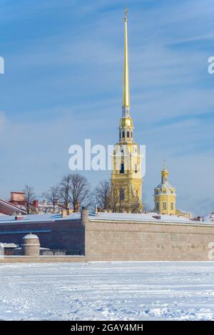 SANKT PETERSBURG, RUSSLAND - 15. FEBRUAR 2021: Trubetskoy Bastion und Peter-und-Paul-Kathedrale an einem sonnigen Februartag. Peter und Paul Festung Stockfoto