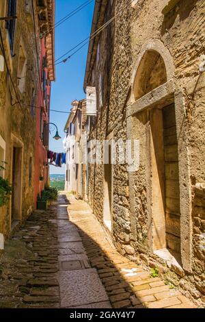 Eine Wohnstraße im historischen mittelalterlichen Bergdorf Buje in Istrien, Kroatien Stockfoto