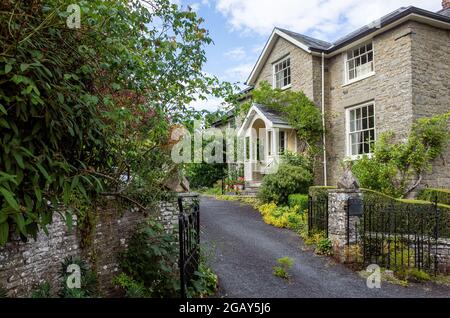 Fassade eines schönen alten Steinhauses mit Garten Stockfoto