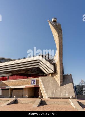 Sechster Pavillon des Lenexpo-Gebäudes, entworfen von den Architekten Friafeld und Sedakov im Jahr 1990 im Stil des Neo-Futurismus, St. petersburg, Russland Stockfoto